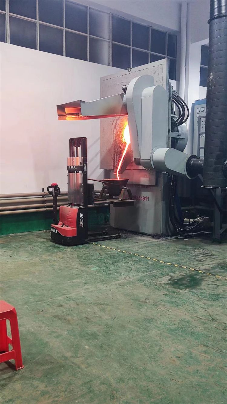 中頻爐熔煉現(xiàn)場(chǎng)