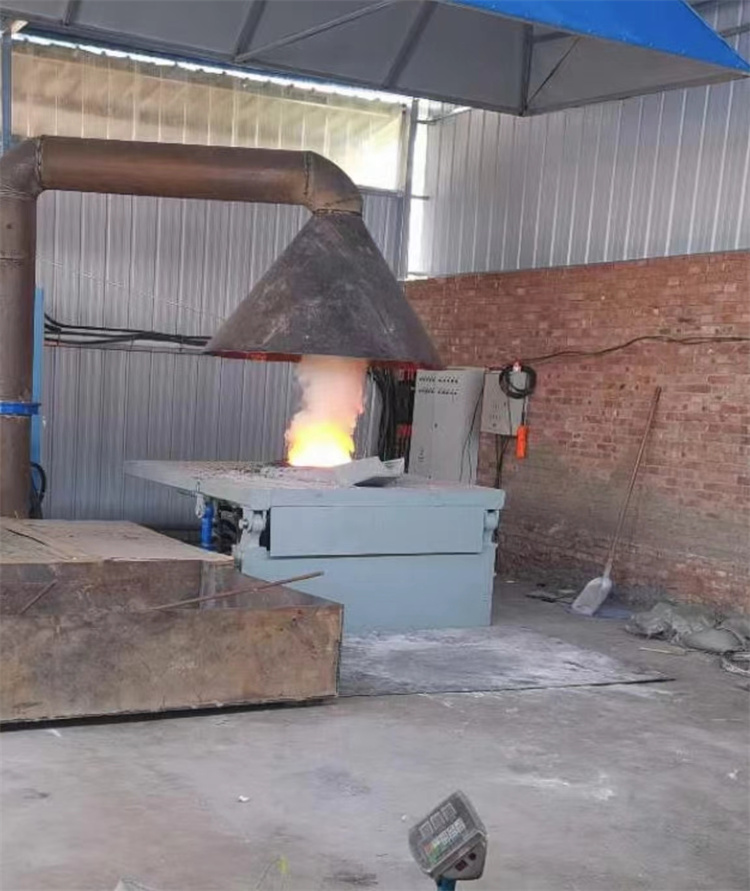 中頻爐熔煉現(xiàn)場(chǎng)